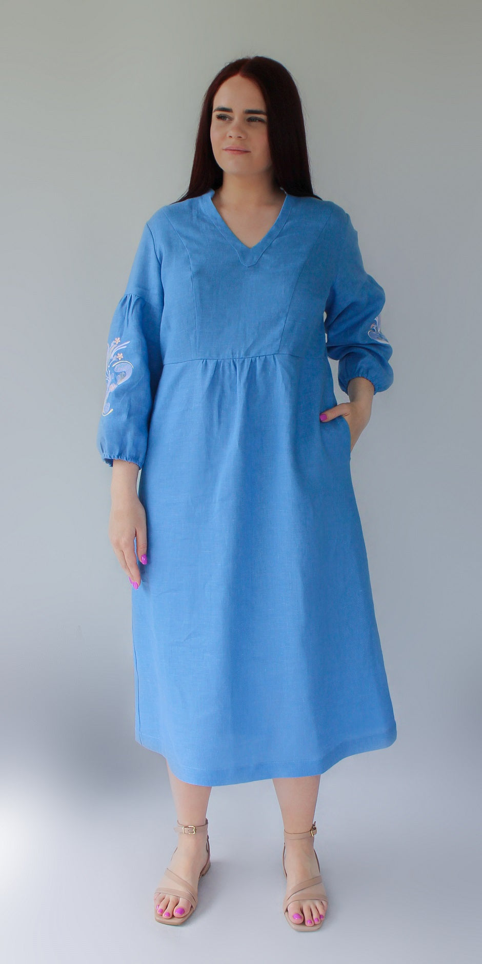 Linen dress with embroidered sleeves